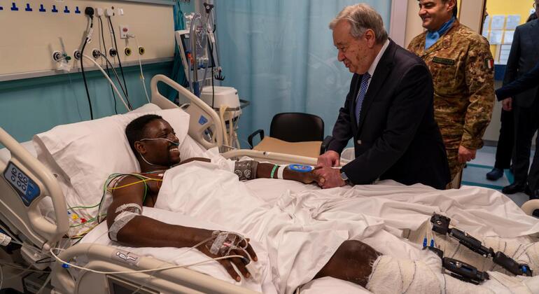 الأمين العام للأمم المتحدة أنطونيو غوتيريش يصافح جندياً من الجيش اللبناني يتعافى في سرير مستشفى في لبنان، مع جندي آخر في انتظار.