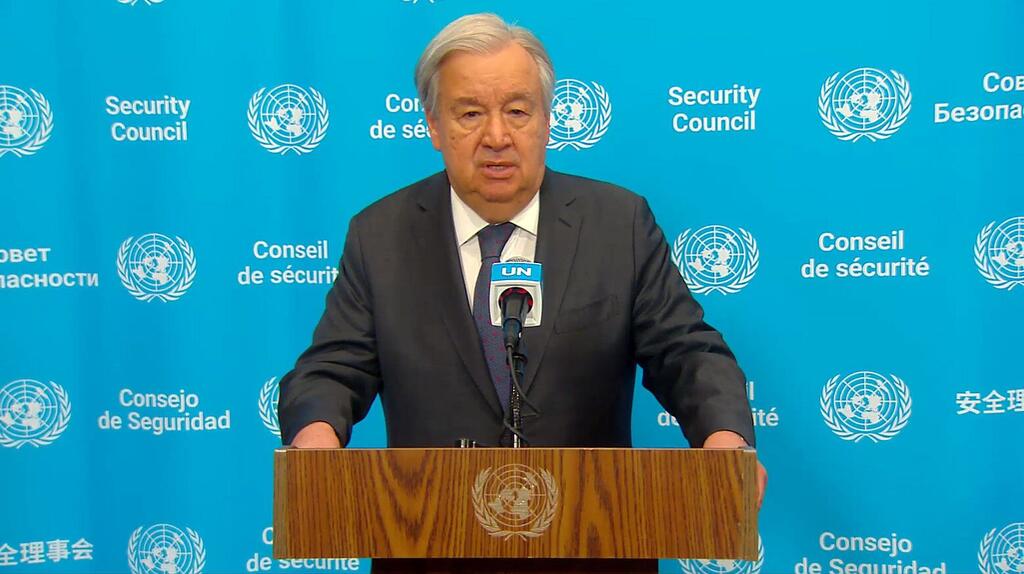 El Secretario General de la ONU, António Guterres, hablando en un podio durante una rueda de prensa sobre el conflicto en Oriente Medio, con la logotipía del Consejo de Seguridad de la ONU en el fondo.