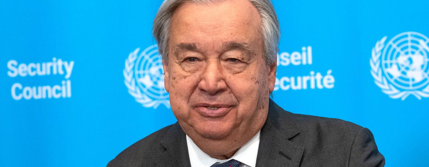 Le secrétaire général de l'ONU, António Guterres, s'exprimant à un podium lors d'une conférence de presse sur le conflit au Moyen-Orient, avec le Conseil de sécurité de l'ONU en arrière-plan.