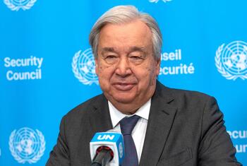 Le secrétaire général de l'ONU, António Guterres, s'exprimant à un podium lors d'une conférence de presse sur le conflit au Moyen-Orient, avec le Conseil de sécurité de l'ONU en arrière-plan.
