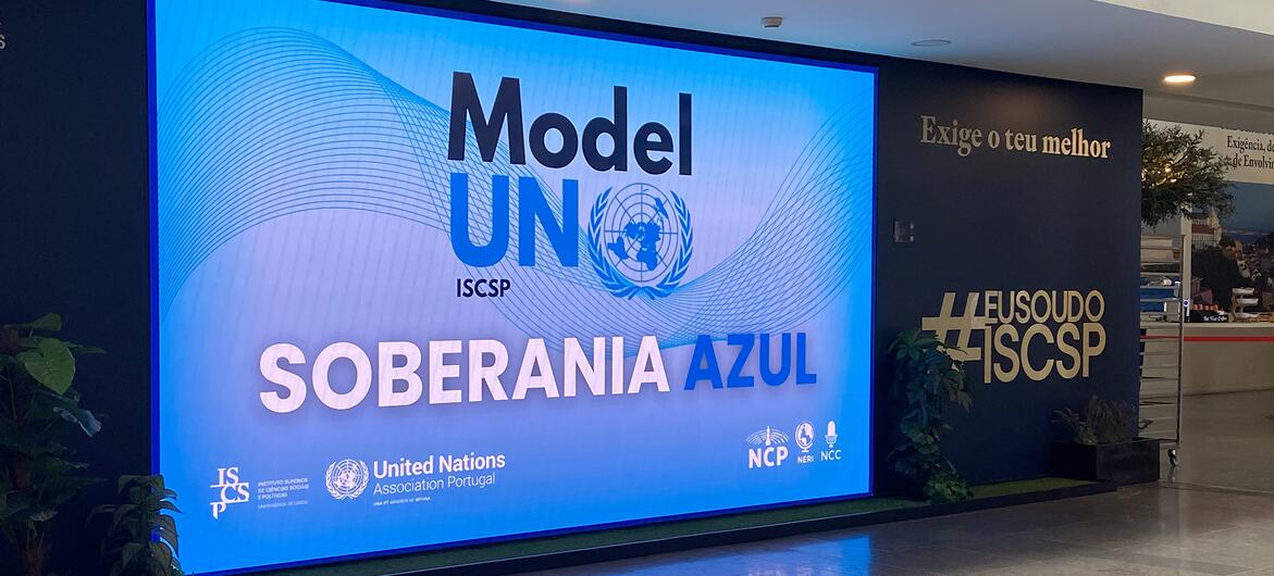 Um grande banner digital para o evento Modelo das Nações Unidas no ISCP, em Lisboa, Portugal, com o tema "Soberania Azul". O logótipo da ONU e os logótipos da Associação das Nações Unidas Portugal, NCC e NCP também são visíveis.