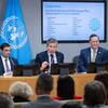 El subsecretario general de la ONU, Tom Fletcher, el embajador de Estados Unidos, Mike Waltz, y Jeremy P. Lewin en una conferencia de prensa sobre la financiación humanitaria en las Naciones Unidas en Ginebra.