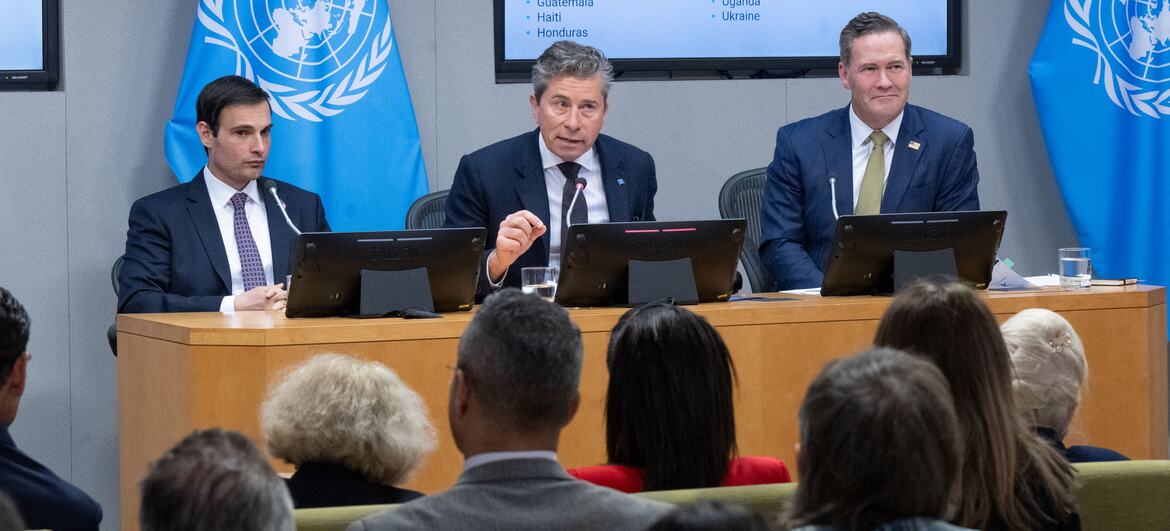 Le sous-secrétaire général de l'ONU, Tom Fletcher, l'ambassadeur américain Mike Waltz et Jeremy P. Lewin lors d'une conférence de presse sur le financement humanitaire à l'ONU à Genève.