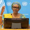 Winnie Byanyima, Mkurugenzi Mtendaji wa UNAIDS, akizungumza kwenye jukwaa wakati wa mkutano wa waandishi wa habari katika Umoja wa Mataifa.