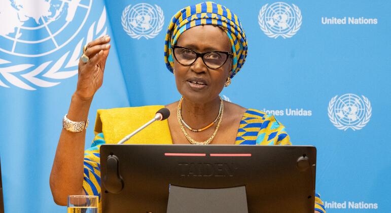 Winnie Byanyima, diretora-executiva da UNAIDS, fala em um pódio durante uma coletiva de imprensa nas Nações Unidas.