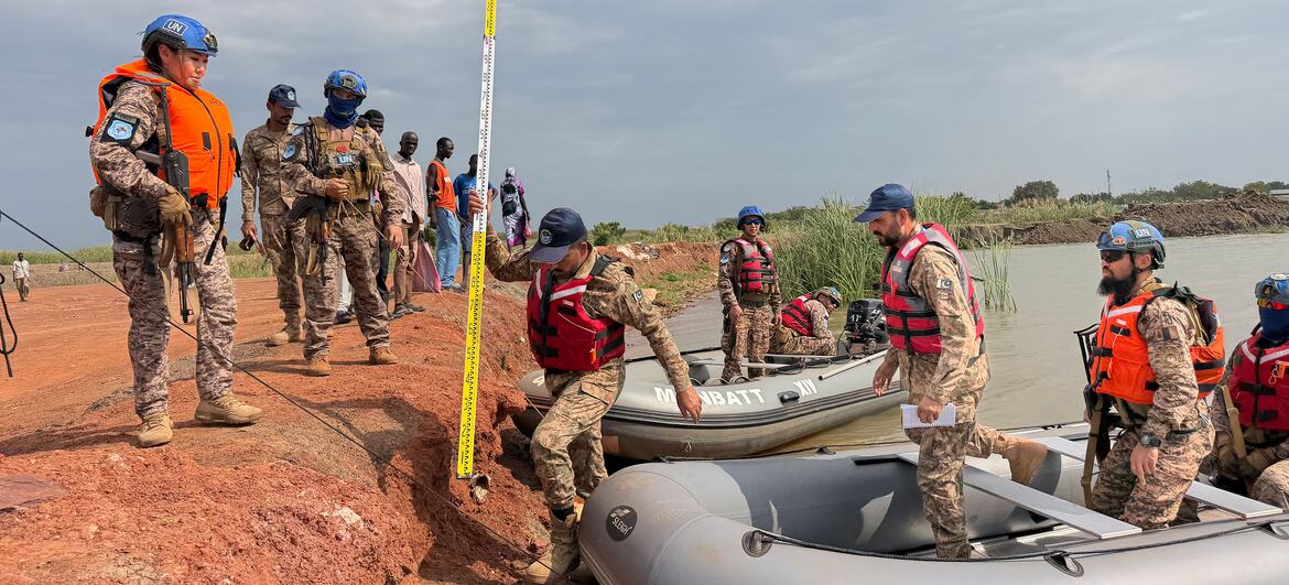 UNMISS کے پاکستانی امن محافظ جنوبی سوڈان کے شہر بینٹیو کے قریب پانی کی سطح کی پیمائش کر رہے ہیں۔