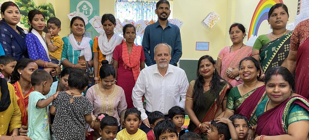 भारत में संयुक्त राष्ट्र के रैज़िडेंट कोऑर्डिनेटर स्टेफ़ान प्रीज़नर, ओडिशा के तटीय पुरी ज़िले की चन्दनपुर पंचायत में स्वयं सहायता समूहों की सदस्यों, माताओं, गर्भवती महिलाओं, आशा कार्यकर्ताओं, आंगनवाड़ी कार्यकर्ताओं और अन्य सामुदायिक स्वास्थ्यकर्मियों के साथ.