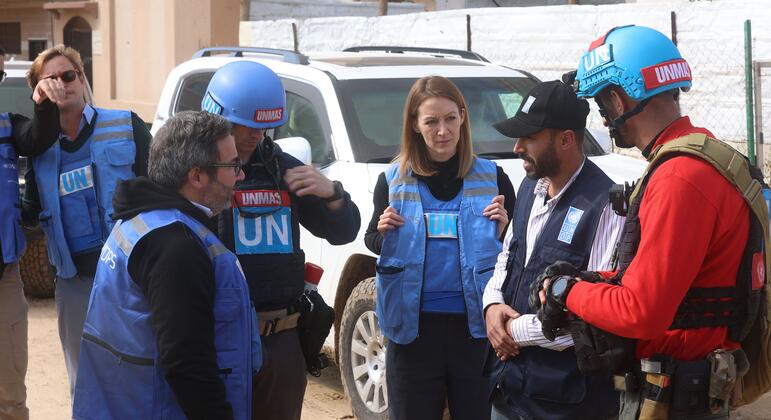 تشاهد خورخي موريرا دا سيلفا، نائب الأمين العام للأمم المتحدة ومدير UNOPS، في قطاع غزة بالتفاعل مع موظفي الأمم المتحدة والموظفين المحليين خلال مهمة إنسانية.