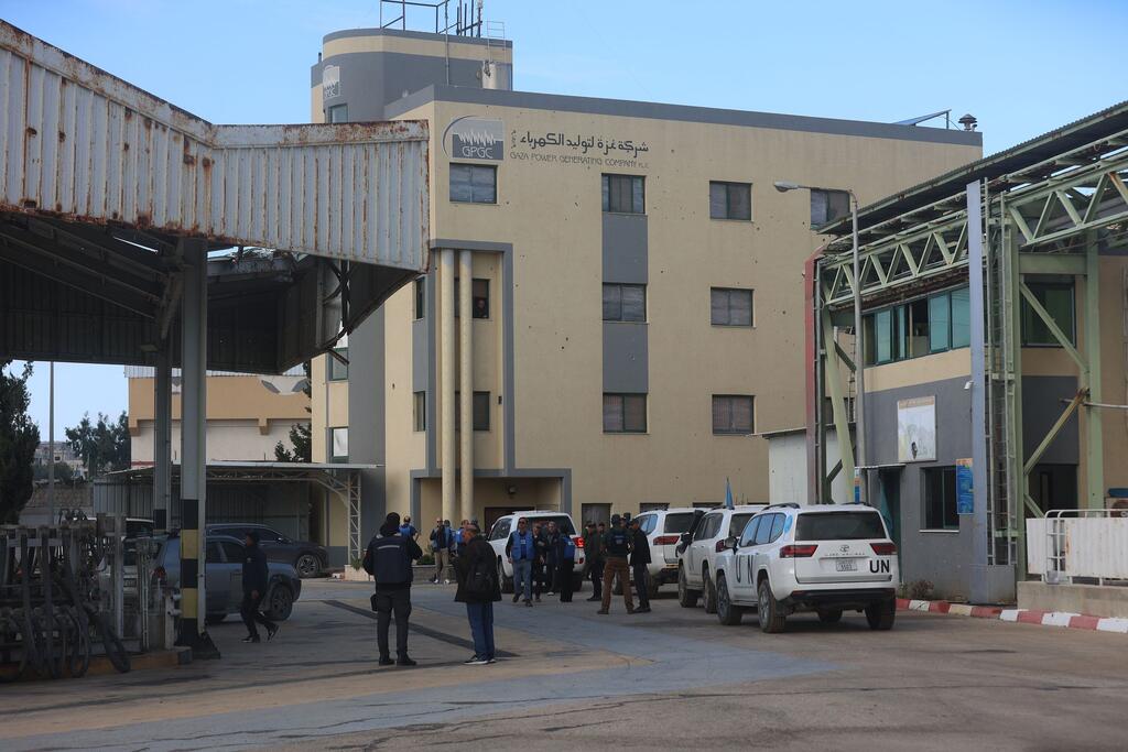 Jorge Moreira da Silva, Naibu Katibu Mkuu wa Umoja wa Mataifa na Mkurugenzi wa UNOPS, anatembelea ukanda wa Gaza, akisimama karibu na kituo cha uzalishaji wa umeme na magari ya Umoja wa Mataifa yameegeshwa nje.