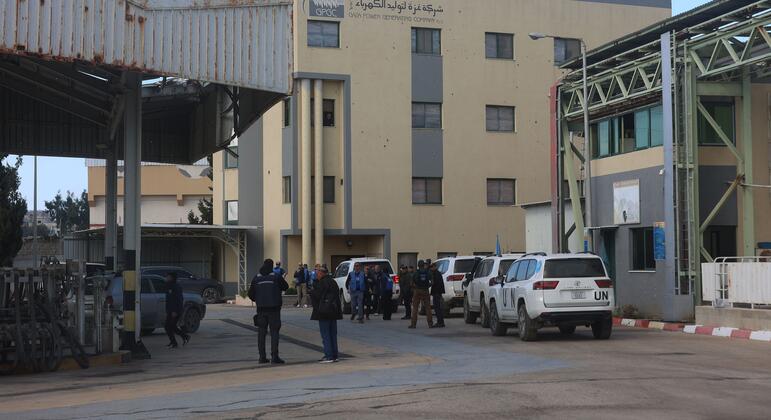 جورج مورايرا دا سيلفا، نائب الأمين العام للأمم المتحدة ومدير UNOPS، يزور قطاع غزة، وهو يقف بالقرب من منشأة توليد الطاقة مع مركبات الأمم المتحدة متوقفة خارجها.