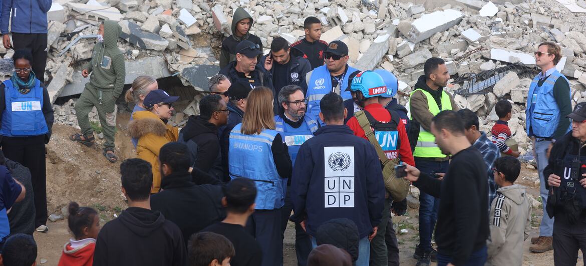 يزور خورخي موريرا دا سيلفا، نائب الأمين العام للأمم المتحدة ومدير UNOPS، قطاع غزة لتقييم الظروف الإنسانية وسط الحطام والدمار، محاطا بموظفي الأمم المتحدة وسكان محليين.