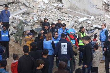 يزور خورخي موريرا دا سيلفا، نائب الأمين العام للأمم المتحدة ومدير UNOPS، قطاع غزة لتقييم الظروف الإنسانية وسط الحطام والدمار، محاطا بموظفي الأمم المتحدة وسكان محليين.