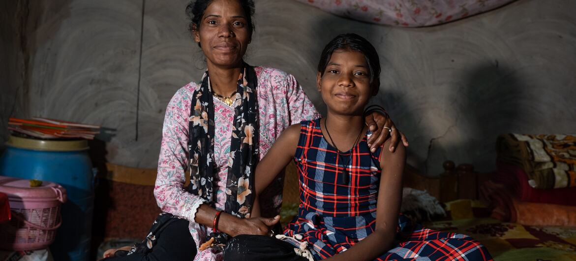 भारत के छत्तीसगढ़ के जाशपुर ज़िले के बाग़ीचा में, सिकल सैल रोग से पीड़ित एक 13 वर्षीय लड़की ईशा भगत, अपनी माँ गीता भगत के साथ, अपने घर पर बैठी हैं. ईशा अपनी परीक्षाओं की तैयारी कर रही है जबकि उसकी माँ उसे दवा दे रही है. वे सुलभ स्वास्थ्य देखभाल और  उनकी स्थिति का प्रबन्धन करने और अपने गाँव में जागरूकता फैलाने में, यूनीसेफ़ के समर्थन के लिए आभारी हैं.