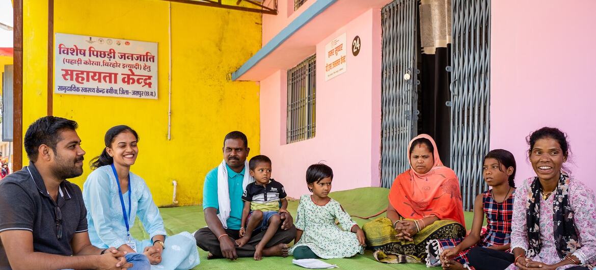 भारत के छत्तीसगढ़ के जाशपुर जिले के सीएचसी बाग़ीचा में सिकल सैल रोग के मरीज़ों और उनके परिवारों के लिए एक सहकर्मी सहायता समूह की बैठक आयोजित की गई है. प्रतिभागी, ज़िला स्वास्थ्य सलाहकारों के मार्गदर्शन में विकास, चिन्ताओं और व्यक्तिगत अनुभवों पर चर्चा करने के लिए, हरे रंग की एक चटाई पर बैठे हैं.