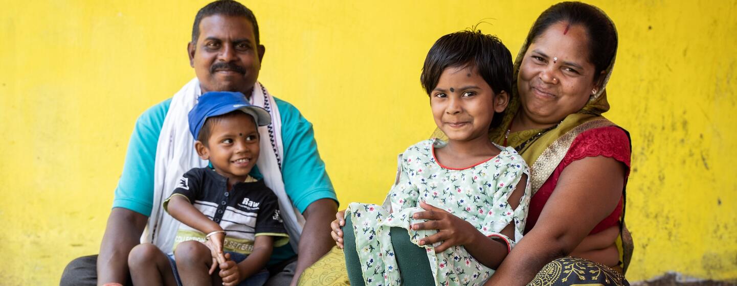 यूनिसेफ और जिला स्वास्थ्य सलाहकारों के मार्गदर्शन में भारत के छत्तीसगढ़ के यशपुर में एक सहकर्मी सहायता समूह की बैठक में सिकल सेल रोग से पीड़ित दो बच्चों सहित चार सदस्यों का एक परिवार एक साथ बैठता है।