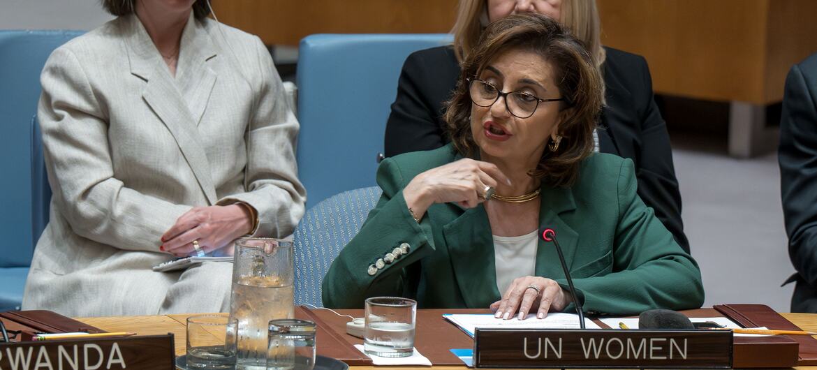 Sima Sami Bahous, Directrice exécutive d'ONU Femmes, s'exprimant lors d'une réunion du Conseil de sécurité sur la situation dans la région des Grands Lacs. Elle est assise à une table avec une pancarte « ONU Femmes », tandis que d'autres femmes l'écoutent derrière elle.