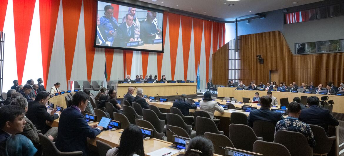 Les participants sont assis autour d'une table de conférence lors d'un événement de l'ONU commémorant le 78e anniversaire de la Nakba.