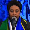 Mwanamke aliyevaa hijabu na mshipi wenye rangi za bendera ya Tanzania akizungumza kwenye kipaza sauti katika tukio la Umoja wa Mataifa.