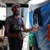 En un campo de desplazados en el centro de la ciudad de Gaza, el desplazado Fadi Jindeh, quien sostiene una trampa para ratones, habla sobre la crisis de la proliferación de roedores y los riesgos que representan, especialmente para los niños y la salud.