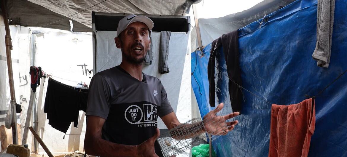 في أحد مخيمات النزوح وسط مدينة غزة، يتحدث النازح فادي جندية وهو يحمل مصيدة فئران، عن أزمة انتشار القوارض والمخاطر التي تشكلها وخاصة على الأطفال والصحة