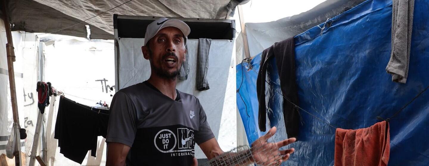 En un campo de desplazados en el centro de la ciudad de Gaza, el desplazado Fadi Jindeh, quien sostiene una trampa para ratones, habla sobre la crisis de la proliferación de roedores y los riesgos que representan, especialmente para los niños y la salud.