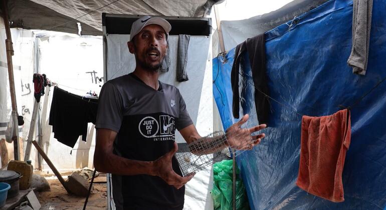 En un campo de desplazados en el centro de la ciudad de Gaza, el desplazado Fadi Jindeh, quien sostiene una trampa para ratones, habla sobre la crisis de la proliferación de roedores y los riesgos que representan, especialmente para los niños y la salud.