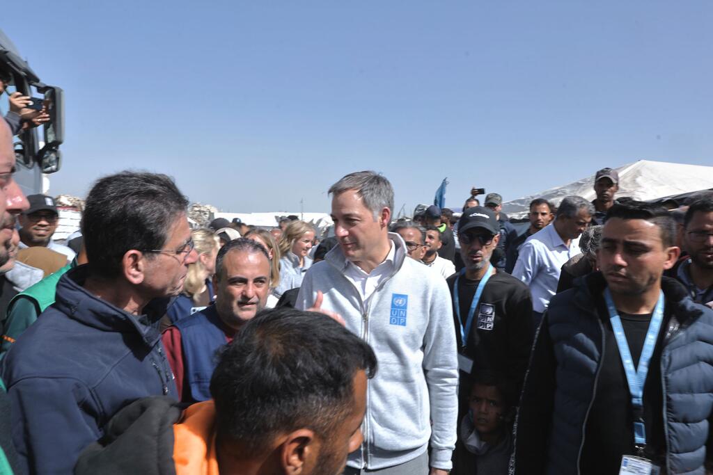 Alexander De Croo, administrateur du PNUD, rencontre des familles déplacées à Gaza lors d'une visite sur le terrain, pour discuter des efforts de secours et de reconstruction.