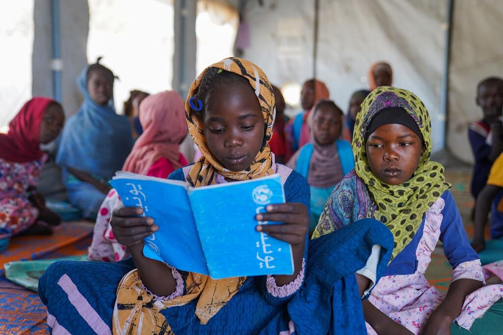 Les enfants assistent à une leçon dans un espace d'apprentissage sûr à Tawila, dans le Darfour du Nord, au Soudan, avec le soutien de l'UNICEF dans le cadre de l'éducation d'urgence pour les enfants déplacés.