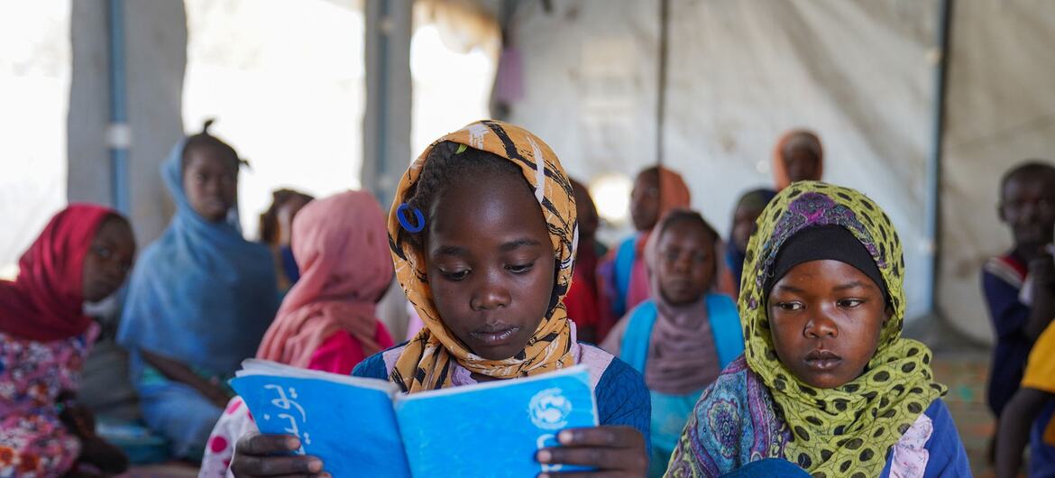 Los niños asisten a una clase en un espacio de aprendizaje seguro en Tawila, Darfur del Norte, Sudán, apoyado por UNICEF como parte de la respuesta de educación de emergencia para los niños desplazados.
