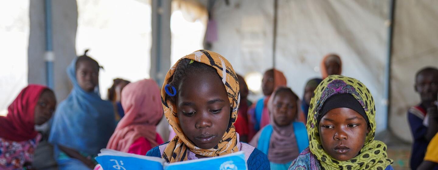 Les enfants assistent à une leçon dans un espace d'apprentissage sûr à Tawila, dans le Darfour du Nord, au Soudan, avec le soutien de l'UNICEF dans le cadre de l'éducation d'urgence pour les enfants déplacés.