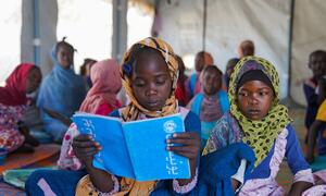 Los niños asisten a una clase en un espacio de aprendizaje seguro en Tawila, Darfur del Norte, Sudán, apoyado por UNICEF como parte de la respuesta de educación de emergencia para los niños desplazados.