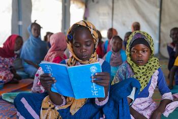 Los niños asisten a una clase en un espacio de aprendizaje seguro en Tawila, Darfur del Norte, Sudán, apoyado por UNICEF como parte de la respuesta de educación de emergencia para los niños desplazados.