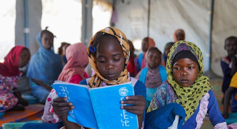 Les enfants assistent à une leçon dans un espace d'apprentissage sûr à Tawila, dans le Darfour du Nord, au Soudan, avec le soutien de l'UNICEF dans le cadre de l'éducation d'urgence pour les enfants déplacés.