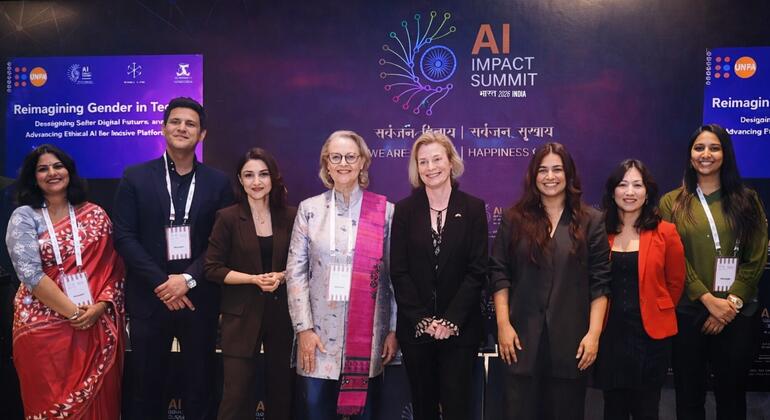 अभिनेत्री, लेखिका, पॉडकास्ट होस्ट और यूएनएफ़पीए इंडिया की यौन एवं प्रजनन स्वास्थ्य एवं अधिकार पैरोकार, सोहा अली खान, एआई प्रभाव सम्मेलन 2026 में आयोजित एक कार्यक्रम में. (बाएँ से तीसरी)