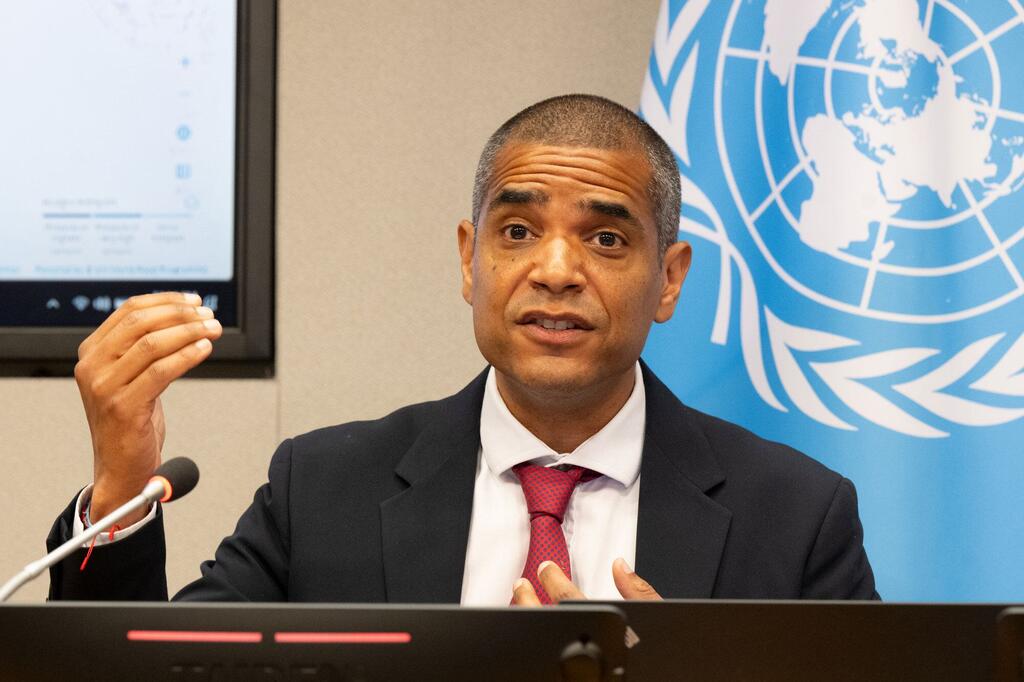 جان-مارتن باور، مدير خدمة تحليل الأمن الغذائي والتغذية في برنامج الأغذية العالمي، يتحدث في مؤتمر صحفي حول الأمن الغذائي في غزة.