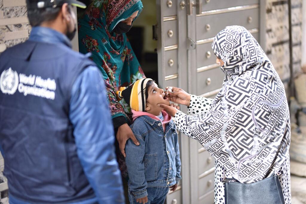 Un trabajador de la polio entrenado por la OMS administra una vacuna a un niño en Pakistán durante una campaña nacional de vacunación contra la polio en febrero de 2026.