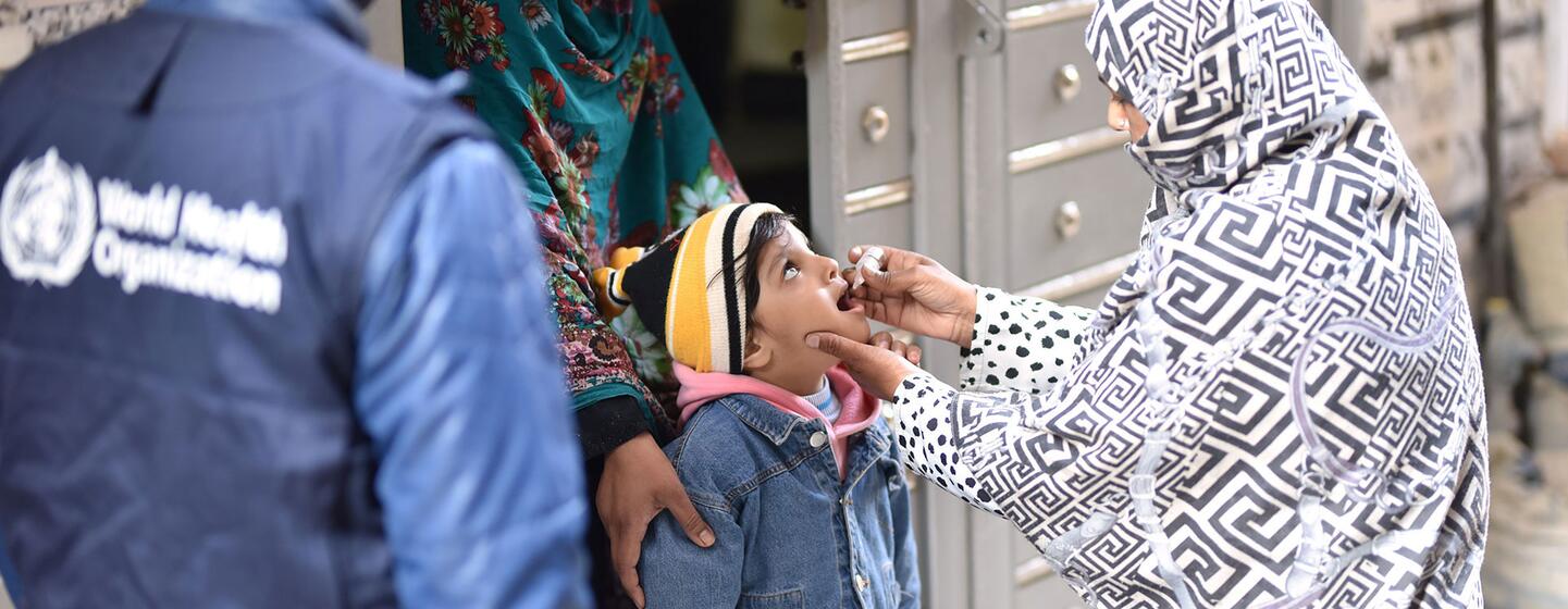 Un polio travailleur formé par l'OMS administre un vaccin à un enfant au Pakistan au cours d'une campagne nationale de vaccination contre la polio en février 2026.