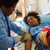 En Papouasie-Nouvelle-Guinée, un professionnel de la santé vérifie la pression artérielle d'une femme enceinte lors d'une visite de routine à la clinique.