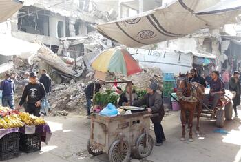 Les vendeurs de rue opèrent au milieu d'immeubles détruits à Gaza pendant le Ramadan, montrant ainsi leur résilience dans un environnement déchiré par la guerre.
