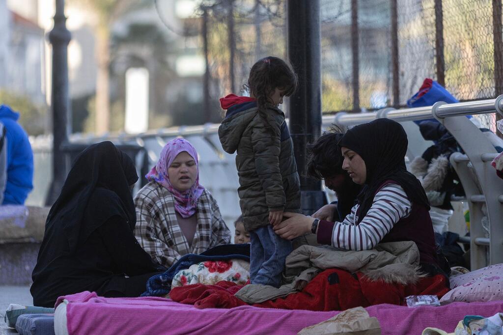 Des personnes déplacées, y compris des femmes et des enfants, dorment sur des couvertures au sol dans la zone côtière d'Ain El Mreisseh à Beyrouth, au Liban, le 11 mars 2026.