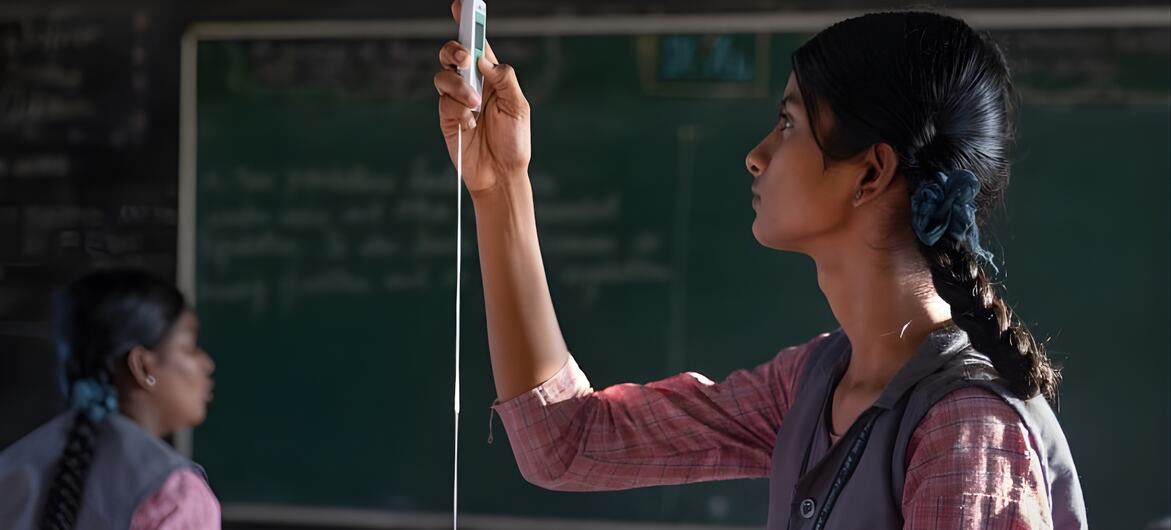 भारत के तमिलनाडु में लड़कियों के लिए जलवायु-सहनसक्षम कक्षाएँ.
