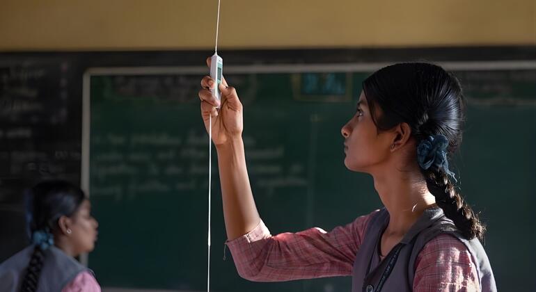 भारत के तमिलनाडु में लड़कियों के लिए जलवायु-सहनसक्षम कक्षाएँ.