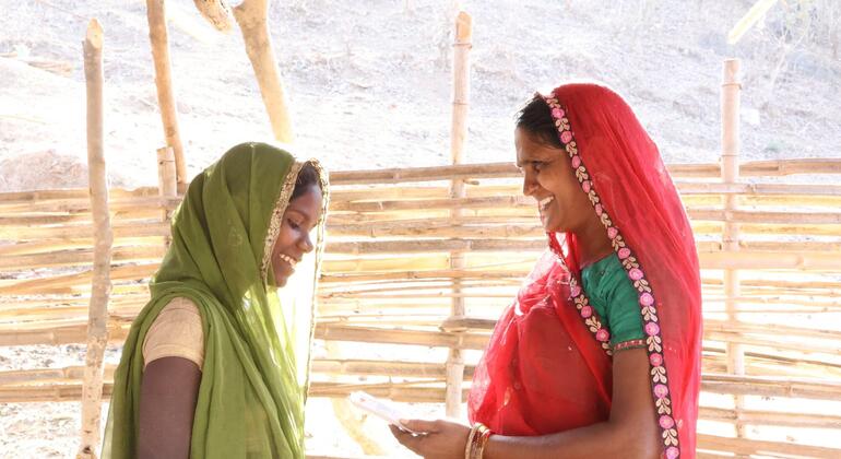 50 वर्षीय हीरमी बाई ने अपनी 20 वर्षीय बहू दुर्गा को परिवार नियोजन के बारे में सही जानकारी दी, ताकि वह सोच-समझकर निर्णय ले सके.
