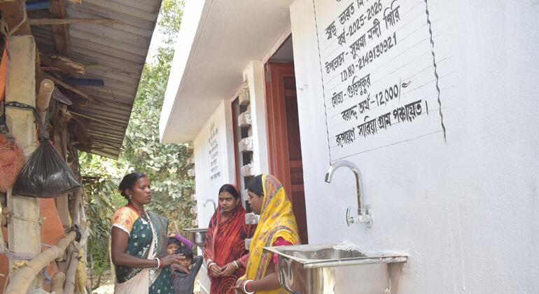 पश्चिम बंगाल के जंगलमहल क्षेत्र में संथाल आदिवासी समुदाय की नेता और पंचायत सदस्य, 40 वर्षीय चूरामणि हेमराम. स्वच्छता और गरिमा के लिए सामुदायिक प्रयासों का नेतृत्व करती हैं.
