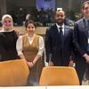 خمسة شباب مصريين، ثلاثة نساء ورجلان، يظهرون في صورة خلال مؤتمر للأمم المتحدة. يرتدون ملابس رسمية، بما في ذلك بدلات وحجاب، ويقفون خلف طاولة مزودة بميكروفونات.