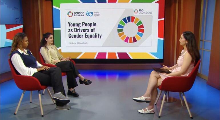 ثلاث شابات يشاركن في حلقة نقاش حول المساواة بين الجنسين في منتدى الشباب التابع للمجلس الاقتصادي والاجتماعي للأمم المتحدة. يظهر في الخلفية شعار المنطقة الإعلامية لأهداف التنمية المستدامة وعجلة أهداف التنمية المستدامة.