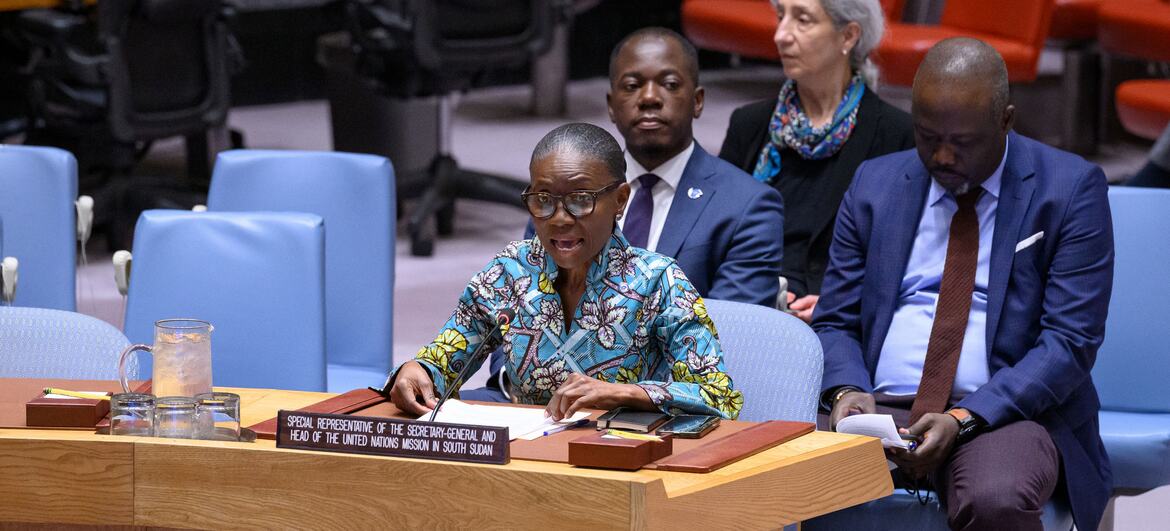 Une réunion du Conseil de sécurité de l'ONU sur le Soudan et le Soudan du Sud, avec une femme parlant à un pupitre portant une plaque d'identité l'identifiant comme Représentante spéciale du Secrétaire général et Cheffe de la Mission des Nations Unies au Soudan du Sud, trois autres fonctionnaires étant assis derrière elle.