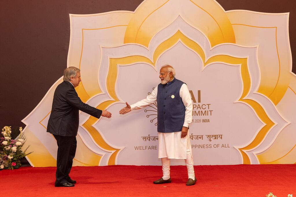 संयुक्त राष्ट्र महासचिव एंटोनियो गुटेरेस को प्रधानमंत्री द्वारा आयोजित रात्रिभोज के दौरान फरवरी 2026 में नई दिल्ली में भारत एआई प्रभाव शिखर सम्मेलन में भारतीय प्रधानमंत्री द्वारा स्वागत किया गया।