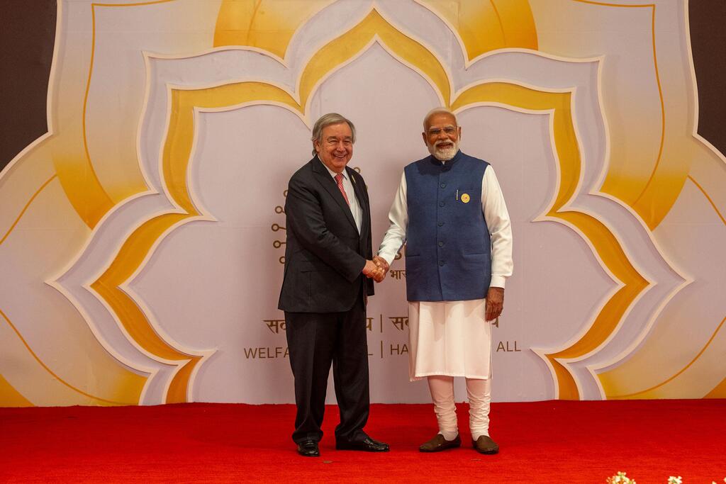 Katibu Mkuu wa Umoja wa Mataifa António Guterres anashikana mkono na Waziri Mkuu wa India Narendra Modi katika Mkutano wa India AI Impact Summit huko New Delhi, Februari 2026.