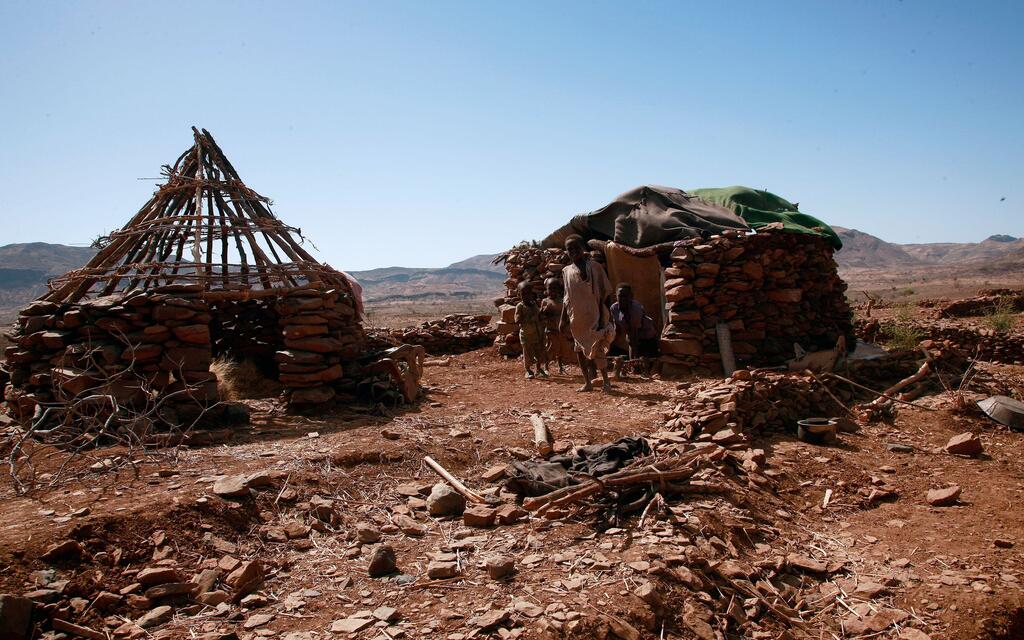 Des dizaines de milliers de personnes déplacées au Darfour, au Soudan, cherchent refuge dans un camp improvisé près du site de l'équipe de l'UNAMID à Sortoni, faute d'installations essentielles telles que l'eau et un abri.